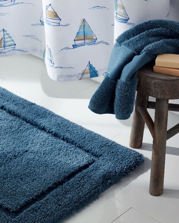 https://www.thecompanystore.com/dw/image/v2/BJVF_PRD/on/demandware.static/-/Sites-TCS-Library/default/dw33bb3f0e/images/blog/towel-buying-guide/Towel_Guide_Image4_Bath-Mats-Rugs@2x.jpg