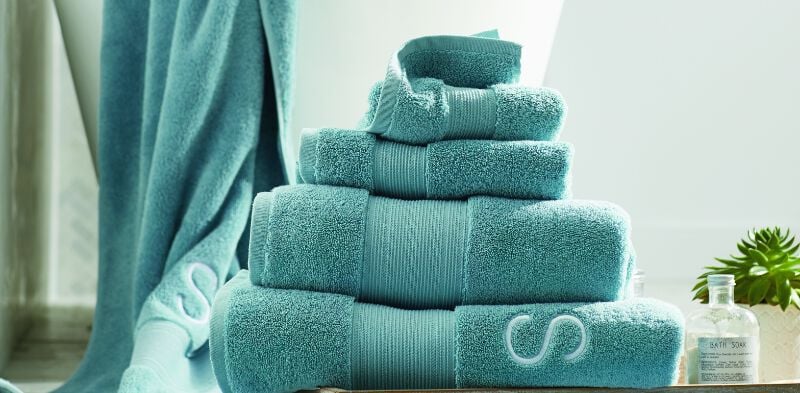 https://www.thecompanystore.com/dw/image/v2/BJVF_PRD/on/demandware.static/-/Sites-TCS-Library/default/dw98323af0/images/blog/how-many-towels-should-you-have/Full-width2.jpg