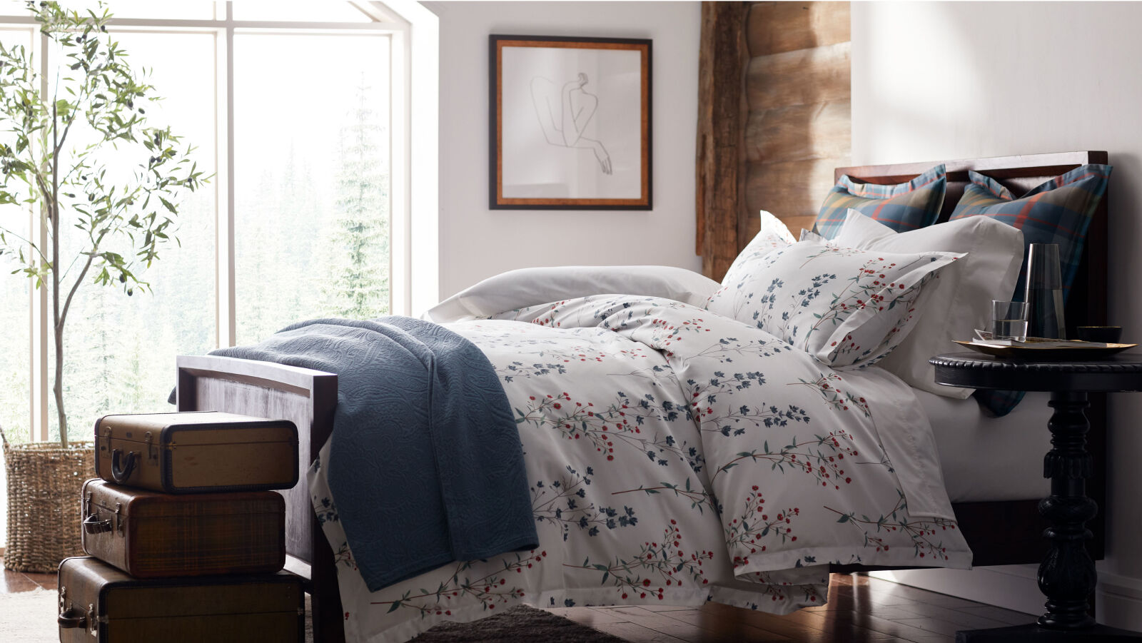 white floral comforter with blue quilt