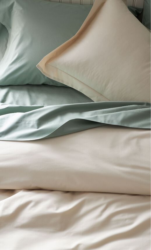 Percale sheets in light green and ivory